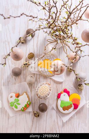 Biscuits de pain d'épice aux œufs de Pâques avec branches. Concept de ressort. Banque D'Images
