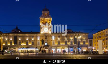 Hôtel de ville de Parme au crépuscule, Italie Banque D'Images