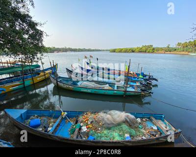 Sinquerim, Goa, Inde - janvier 2023 : bateaux de pêche garés sur les rives du fleuve Nerul dans le village de Sinquerim. Banque D'Images
