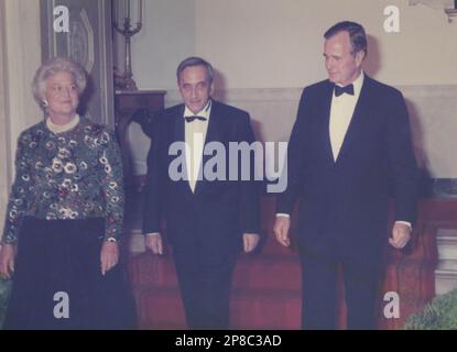 Washington, DC. États-Unis, 1989: La première dame Barbara Bush, le premier ministre polonais Tadeusz Mazowiecki et le président George Bush lors d'une réunion à la Maison Blanche Banque D'Images