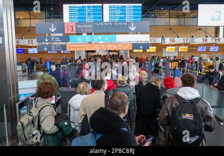 L'illustration montre la file d'attente des passagers causée par des actions de la police à l'aéroport de Bruxelles-Sud Charleroi (BSCA), à Gosselies, le jeudi 09 mars 2023. Cette action, avec les postes de police symboliques des politiques fédérales et locales, est de demander de garder leurs droits à la retraite anticipée, avant l'âge de 67 ans, et les salaires à augmenter et le problème récurrent du manque de personnel à résoudre. BELGA PHOTO VIRGINIE LEFOUR Banque D'Images