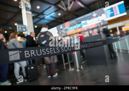 L'illustration montre la file d'attente des passagers causée par des actions de la police à l'aéroport de Bruxelles-Sud Charleroi (BSCA), à Gosselies, le jeudi 09 mars 2023. Cette action, avec les postes de police symboliques des politiques fédérales et locales, est de demander de garder leurs droits à la retraite anticipée, avant l'âge de 67 ans, et les salaires à augmenter et le problème récurrent du manque de personnel à résoudre. BELGA PHOTO VIRGINIE LEFOUR Banque D'Images