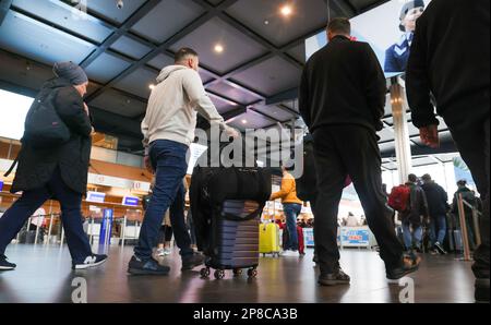 L'illustration montre la file d'attente des passagers causée par des actions de la police à l'aéroport de Bruxelles-Sud Charleroi (BSCA), à Gosselies, le jeudi 09 mars 2023. Cette action, avec les postes de police symboliques des politiques fédérales et locales, est de demander de garder leurs droits à la retraite anticipée, avant l'âge de 67 ans, et les salaires à augmenter et le problème récurrent du manque de personnel à résoudre. BELGA PHOTO VIRGINIE LEFOUR Banque D'Images