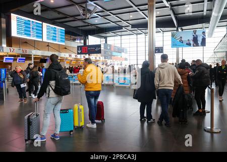 L'illustration montre la file d'attente des passagers causée par des actions de la police à l'aéroport de Bruxelles-Sud Charleroi (BSCA), à Gosselies, le jeudi 09 mars 2023. Cette action, avec les postes de police symboliques des politiques fédérales et locales, est de demander de garder leurs droits à la retraite anticipée, avant l'âge de 67 ans, et les salaires à augmenter et le problème récurrent du manque de personnel à résoudre. BELGA PHOTO VIRGINIE LEFOUR Banque D'Images