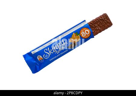 Sans culpabilité Skinny whip chocolat orange snack bar haut en fibres moins de 80 calories ouvert pour montrer le contenu isolé sur fond blanc Banque D'Images