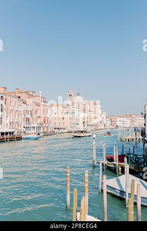 Le grand canal traverse Venise, emmenant ses voyageurs avec lui. Tout brille sous un soleil éclatant et l'eau brille turquoise. Banque D'Images