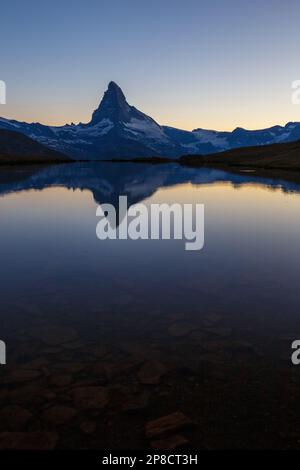 Coucher de soleil sur le lac Stellisee. Cervino (Cervino) montagne en arrière-plan. Zermatt. Alpes suisses. Europe. Banque D'Images