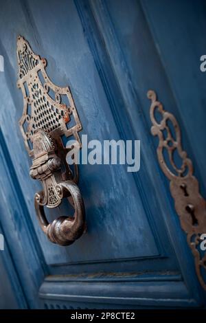 Knoper en fer forgé si une porte en bois bleu Banque D'Images