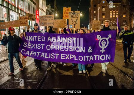 Amsterdam, pays-Bas. 08th mars 2023. On voit un groupe de personnes qui tient une grande bannière contre l'oppression et le capitalisme à l'occasion de la Journée internationale de la femme. Près de deux cents personnes se sont rassemblées sur la place du Dam et de là elles ont marché en procession pour se défendre contre la violence et le fémicide, demander de meilleurs salaires, contre les dictatures, pour lutter pour l'égalité des droits des femmes dans le monde entier à l'occasion de la Journée internationale de la femme. (Photo par Ana Fernandez/SOPA Images/Sipa USA) Credit: SIPA USA/Alay Live News Banque D'Images