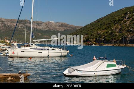 Un voilier et un bateau à moteur qui s'ancre dans un port dans un ria au nord de Dubrovnik en Croatie Banque D'Images