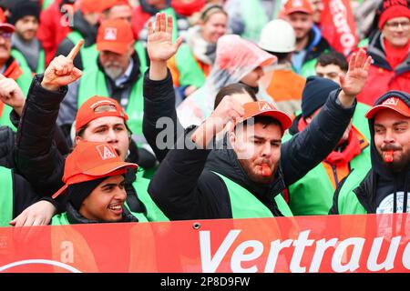 Duisburg, Allemagne. 09 mars 2023. Les Métallurgistes de 5 entreprises se rencontrent pour faire la démonstration aux aciéries de HKM au nom du syndicat IG Metall, en faisant campagne pour une stratégie claire pour une production d'acier plus verte dans la région. Credit: ANT Palmer/Alamy Live News Banque D'Images