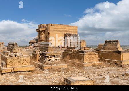 Mausolée et tombeaux anciens de la colline Makli à Thatta, au Pakistan. Nécropole, cimetière Banque D'Images