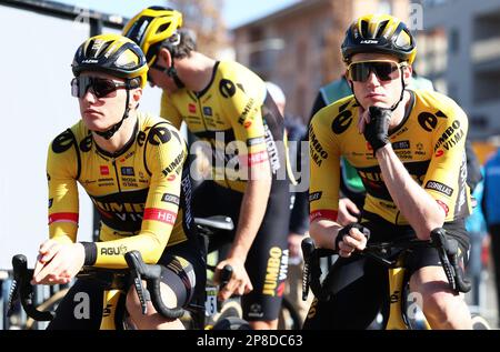 Jumbo-Visma pilotes photographiés au début de la phase 5 de l'édition 81st de la course Paris-Nice de huit jours, à 212,4 km de Saint-Symphorien-sur-Coise à Saint-Paul-trois-Châteaux, France, jeudi 09 mars 2023. BELGA PHOTO DAVID PINTENS Banque D'Images