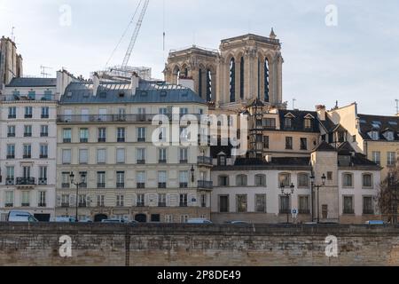 Les tours jumelles de la cathédrale notre-Dame en reconstruction après le feu de 2019, vue de la Seine. Banque D'Images