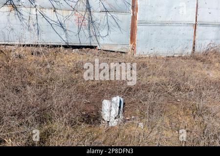 Un missile propulsé par une fusée non explosé sort du sol dans le village de Bogorodicinne, dans la région de Donetsk, en Ukraine Banque D'Images