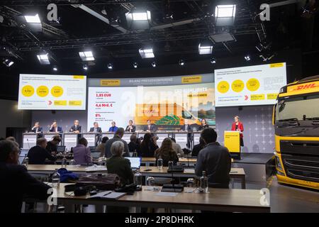 Troisdorf, Allemagne. 09th mars 2023. Les membres du Conseil de direction siègent sur le podium à la conférence de presse annuelle Deutsche Post DHL à Troisdorf, près de Bonn, le 09.03.2023. Crédit : Juergen Schwarz/Alay Live News Banque D'Images