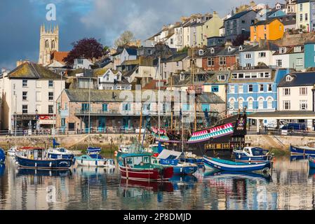 Devon station balnéaire, vue sur les bateaux de pêche et une réplique de l'historique Golden Hind dans le port à Brixham, Torbay, Devon, sud-ouest de l'Angleterre, Royaume-Uni Banque D'Images