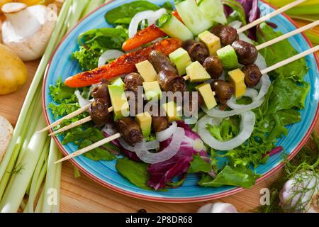 Brochettes de cœurs de poulet avec avocat Banque D'Images