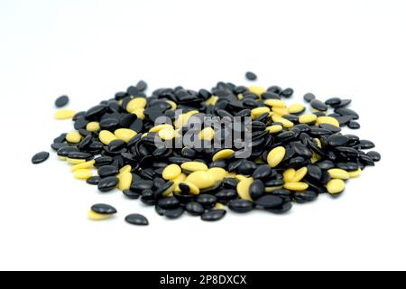 Haricots de cire dure en perles épilatoires, noir et blanc. Granules de cire isolés sur fond blanc Banque D'Images