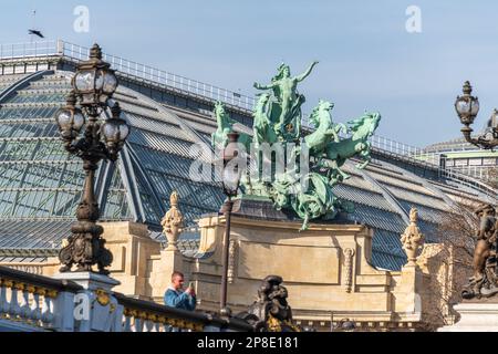 Harmonie triomphant sur la discorde de Georges Recipon au coin du Grand Palais, Paris. Banque D'Images