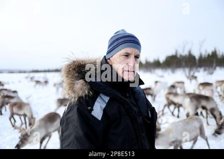 20230308 KarasjokPremier ministre Jonas Gahr Stoere et Silje Karine Muotka, présidente du Parlement sami, visitent Samar, un herding de rennes, à Karasjok. Photo: Jan Langhaug / NTB Banque D'Images