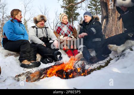 20230308 KarasjokPremier ministre Jonas Gahr Stoere et Silje Karine Muotka, présidente du Parlement sami, visitent Samar, un herding de rennes, à Karasjok. Photo: Jan Langhaug / NTB Banque D'Images