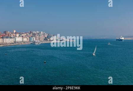 Vue sur la baie de Santander avec le quartier de Canalejas à Santander, Cantabrie, Espagne Banque D'Images