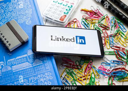 Pologne. 07th mars 2023. Sur cette photo, un logo LinkedIn apparaît sur un smartphone. Crédit : SOPA Images Limited/Alamy Live News Banque D'Images