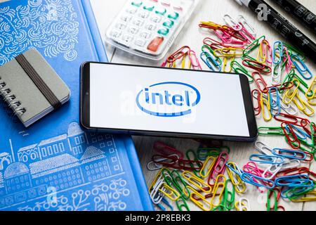 Pologne. 07th mars 2023. Sur cette photo, le logo Intel s'affiche sur un smartphone. Crédit : SOPA Images Limited/Alamy Live News Banque D'Images