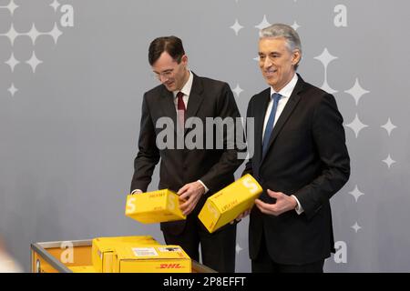 Troisdorf, Allemagne. 09th mars 2023. Tobias Meyer (L) et le PDG Frank Appel se tiennent côte à côte lors de la conférence de presse annuelle Deutsche Post DHL à Troisdorf, près de Bonn, le 09.03.2023. Crédit : Juergen Schwarz/Alay Live News Banque D'Images