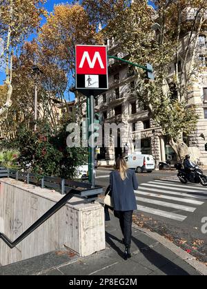 Rome, Italie - 2 décembre 2022 ; entrée du métro ou de la station de métro dans le centre-ville de Rome en Italie, Europe. concept de transport en commun editori Banque D'Images