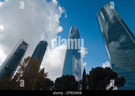 Vue à angle bas de quatre gratte-ciel, quartier des affaires de Cuatro Torres, Madrid, Espagne Banque D'Images