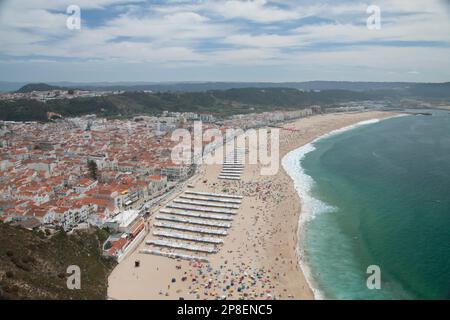 Vue aérienne de la foule sur la plage de Nazaré, Estrémadure, Portugal Banque D'Images