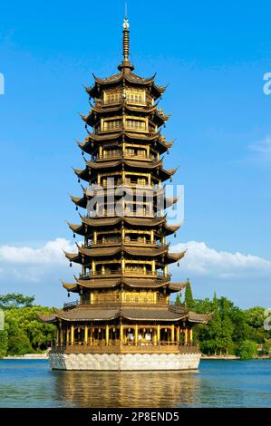 Pagode solaire sur le lac Shan, Guilin, Guangxi Zhuang, Chine Banque D'Images