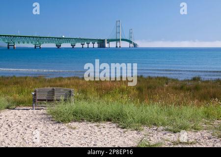 Un long pont reliant la péninsule supérieure et inférieure du Michigan. Banque D'Images