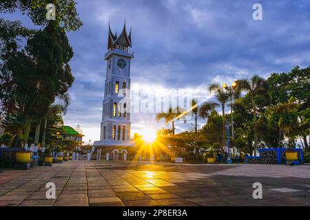 Tour de l'horloge de Jam Gadang au crépuscule, Bukittinggi, Sumatra Ouest, Indonésie Banque D'Images