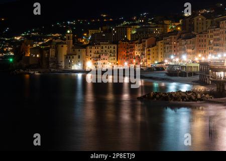 Village de Camogli la nuit, Gênes, Ligurie, Italie Banque D'Images