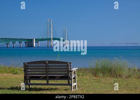 Un long pont suspendu avec banc de stationnement en premier plan. Banque D'Images
