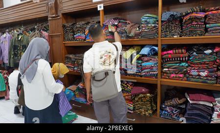 beaucoup de gens font du shopping dans la boutique de vêtements batik. Batik est un vêtement traditionnel indonésien, en particulier Java Banque D'Images