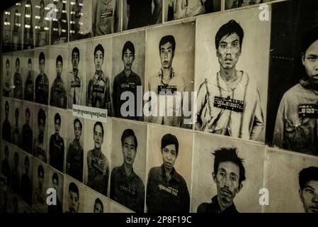 Portraits de prisonniers pris avant leur assassinat par les Khmers rouges au musée de la torture et du génocide de Tuol Sleng ou S-21 à Phnom Penh, au Cambodge Banque D'Images