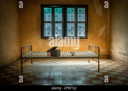 Un bâti de lit en acier dans une cellule de torture converti d'une ancienne classe scolaire dans le musée de la torture et du génocide de Tuol Sleng ou S-21 Phnom Penh, au Cambodge Banque D'Images