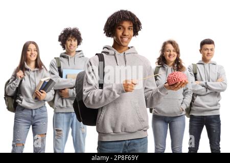 Groupe d'élèves posant et un étudiant masculin avec un cerveau humain pointant avec un bâton isolé sur fond blanc Banque D'Images