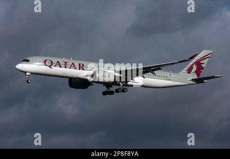 Un Airbus A350-900 de Qatar Airways s'approche de l'aéroport de Londres Gatwick Banque D'Images