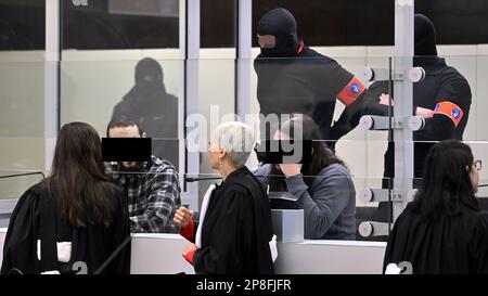 L'accusé Mohamed Abrini et l'accusé Osama Krayem photographiés lors d'une session du procès des attaques de 22 mars 2016, au tribunal d'assises de Bruxelles-capitale, le jeudi 09 mars 2023, sur le site de Justitia à Haren, Bruxelles. Sur 22 mars 2016, 32 personnes ont été tuées et 324 ont été blessées lors d'attentats suicide à l'aéroport national de Zaventem et à la station de métro Maalbeek/Maelbeek, qui ont été revendiqués par l'ISIL. BELGA PHOTO ERIC LALMAND Banque D'Images