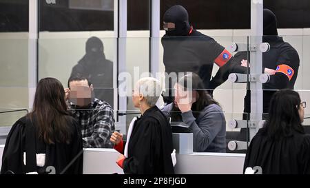 L'accusé Mohamed Abrini et l'accusé Osama Krayem photographiés lors d'une session du procès des attaques de 22 mars 2016, au tribunal d'assises de Bruxelles-capitale, le jeudi 09 mars 2023, sur le site de Justitia à Haren, Bruxelles. Sur 22 mars 2016, 32 personnes ont été tuées et 324 ont été blessées lors d'attentats suicide à l'aéroport national de Zaventem et à la station de métro Maalbeek/Maelbeek, qui ont été revendiqués par l'ISIL. BELGA PHOTO ERIC LALMAND Banque D'Images