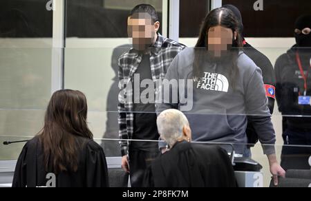 L'accusé Mohamed Abrini et l'accusé Osama Krayem photographiés lors d'une session du procès des attaques de 22 mars 2016, au tribunal d'assises de Bruxelles-capitale, le jeudi 09 mars 2023, sur le site de Justitia à Haren, Bruxelles. Sur 22 mars 2016, 32 personnes ont été tuées et 324 ont été blessées lors d'attentats suicide à l'aéroport national de Zaventem et à la station de métro Maalbeek/Maelbeek, qui ont été revendiqués par l'ISIL. BELGA PHOTO ERIC LALMAND Banque D'Images