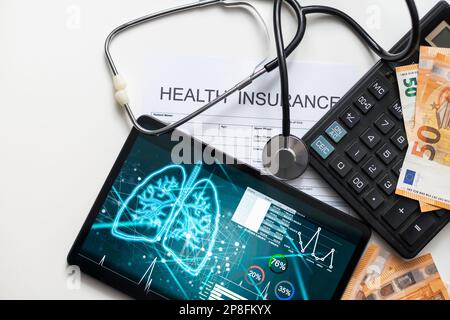 Papier avec texte assurance maladie sur la table avec stéthoscope Banque D'Images