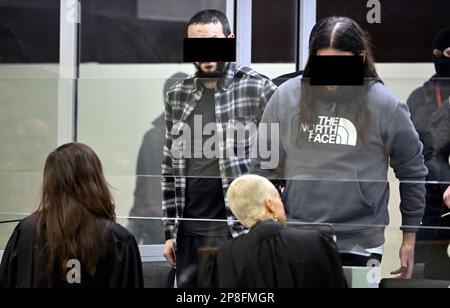 L'accusé Mohamed Abrini et l'accusé Osama Krayem photographiés lors d'une session du procès des attaques de 22 mars 2016, au tribunal d'assises de Bruxelles-capitale, le jeudi 09 mars 2023, sur le site de Justitia à Haren, Bruxelles. Sur 22 mars 2016, 32 personnes ont été tuées et 324 ont été blessées lors d'attentats suicide à l'aéroport national de Zaventem et à la station de métro Maalbeek/Maelbeek, qui ont été revendiqués par l'ISIL. BELGA PHOTO ERIC LALMAND Banque D'Images