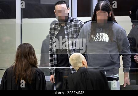 L'accusé Mohamed Abrini et l'accusé Osama Krayem photographiés lors d'une session du procès des attaques de 22 mars 2016, au tribunal d'assises de Bruxelles-capitale, le jeudi 09 mars 2023, sur le site de Justitia à Haren, Bruxelles. Sur 22 mars 2016, 32 personnes ont été tuées et 324 ont été blessées lors d'attentats suicide à l'aéroport national de Zaventem et à la station de métro Maalbeek/Maelbeek, qui ont été revendiqués par l'ISIL. BELGA PHOTO ERIC LALMAND Banque D'Images