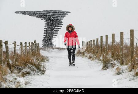 Burnley, Lancashire, Royaume-Uni, jeudi 09 mars 2023. Une femme brave le blizzard comme les conditions au-dessus de la ville de Burnley alors qu'elle marche vers le chant Ringing Tree Panopticon sur Crown point. Le nord de l'Angleterre est soumis à un avertissement orange de met Office pour la neige et la glace pendant les 24 prochaines heures. Crédit : Paul Heyes/Alay News en direct Banque D'Images